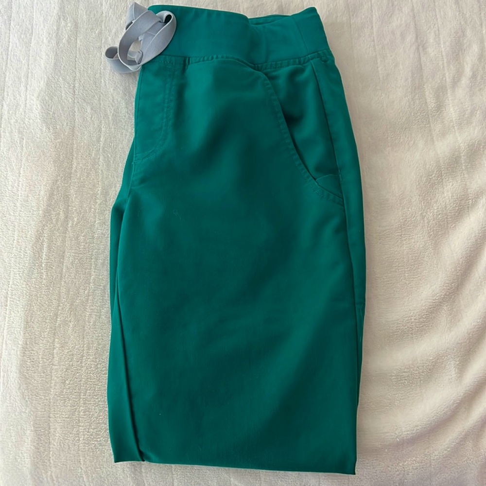 COPY - Figs XS petite green joggers. SIDE ZIPPER DOESN’T ZIP